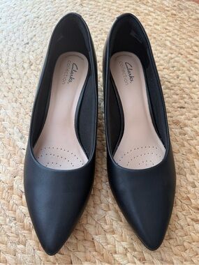 Clarks Collection Black Leather Pointed Toe Block Heel Pumps - Size 9.5M - NWOB
